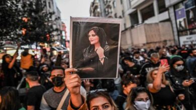 إيران: إلغاء إعدام شاب على خلفية الاحتجاجات..وتشدّد في الحجاب